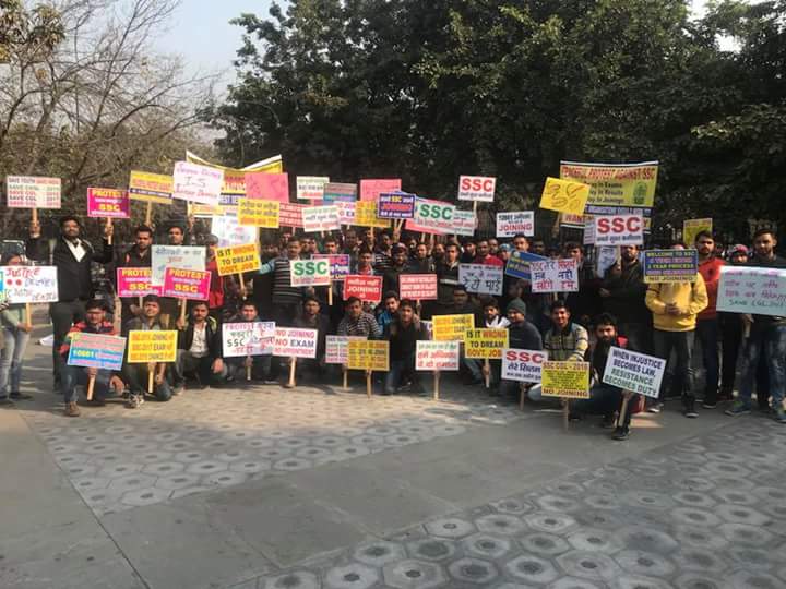 JatinMittal94's tweet photo. Protest against #Injustice meted out to CGL_2016 candidates @ CGO complex. Media please provide it a good coverage. @ndtv @aajtak @abpnewstv @IndianExpress @thetribunechd @punjabkesari @the_hindu #Save_CGL_16 #Save_SSC_CGL https://t.co/cI070RPxCn