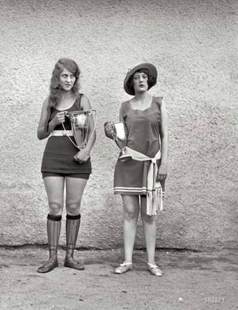 15. Two winners of a beauty pageant in 1922,back when the standards of beauty were much different.