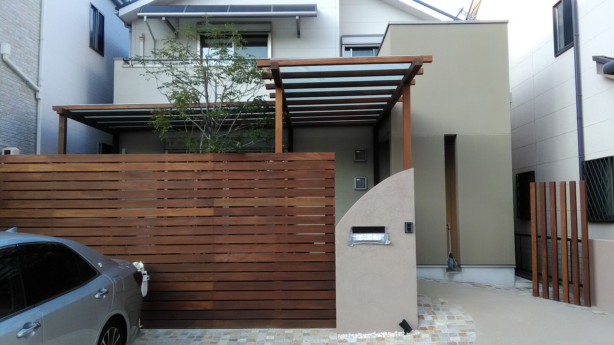 Myガーデン No Twitter ウッドデッキに目隠しフェンス パーゴラ ウッドフェンスなので自然な雰囲気に仕上がりました 天然素材でオシャレなお庭を作りませんか T Co Rllzt0fenq ｍｙガーデン 名古屋 庭 天然素材 ウッドデッキ