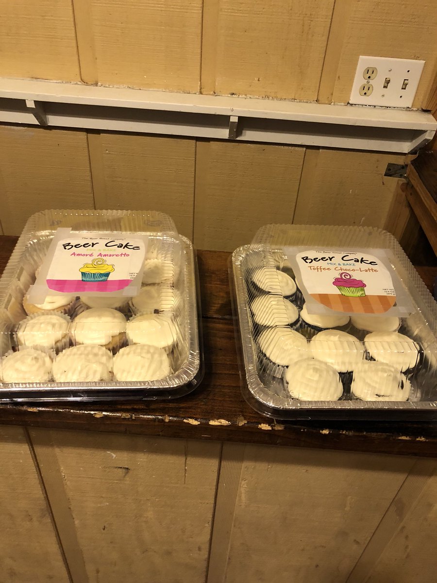 SigmaChi_WIU's tweet photo. Thank you to our sweetheart @courtneylubbers for the awesome treats you brought us today! 💙💛 https://t.co/swP1fW8une