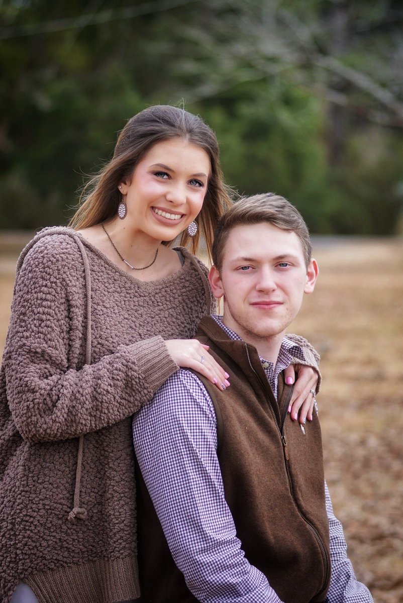 kcwalker_'s tweet photo. senior casual pics... time please slow down❤️😭 https://t.co/qUD4ct3hoC