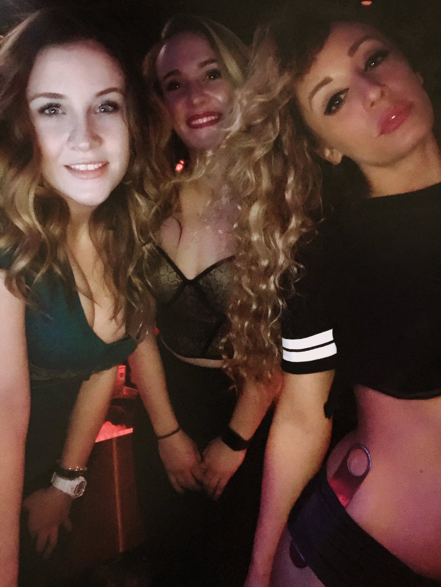 ClubRisque's tweet photo. TOUCHDOWN! #Eagles π¦
#nfcchampionship | ASHELY, KRISTEN & MICHELLE #PhillyBartender #RisqueGirl #ShotCall| Never a Cover with Your Game Day Ticket π¦
https://t.co/piIV4LJwKv