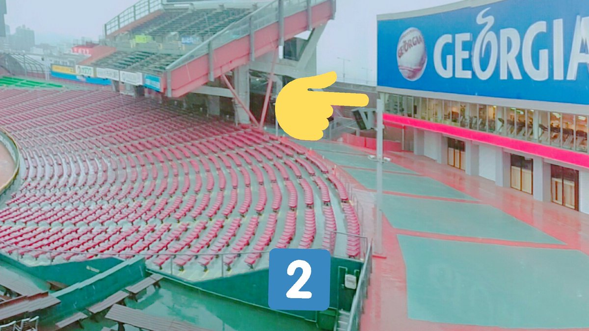 佐久市長 柳田清二 魅力満載 マツダスタジアム 外野砂かぶり席 目の前でレフトの選手 レフトへの打球を見ることが出来ます スポーツジムからスタジアムが丸見え ランニングマシーンを使いながら試合を楽しめます 避難する人がカープの