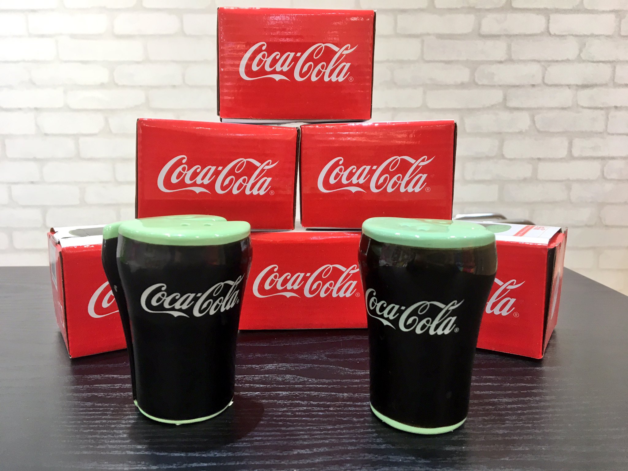 サンキューマート高崎opa店 Su Twitter 商品紹介 コカコーラのグラス仕様の調味料入れが入荷しております デザインが オシャレなのでインテリアとしてもgood もちろん全品390円 Tax 毎日がバーゲン価格です T Co 04vzl0lklf Twitter