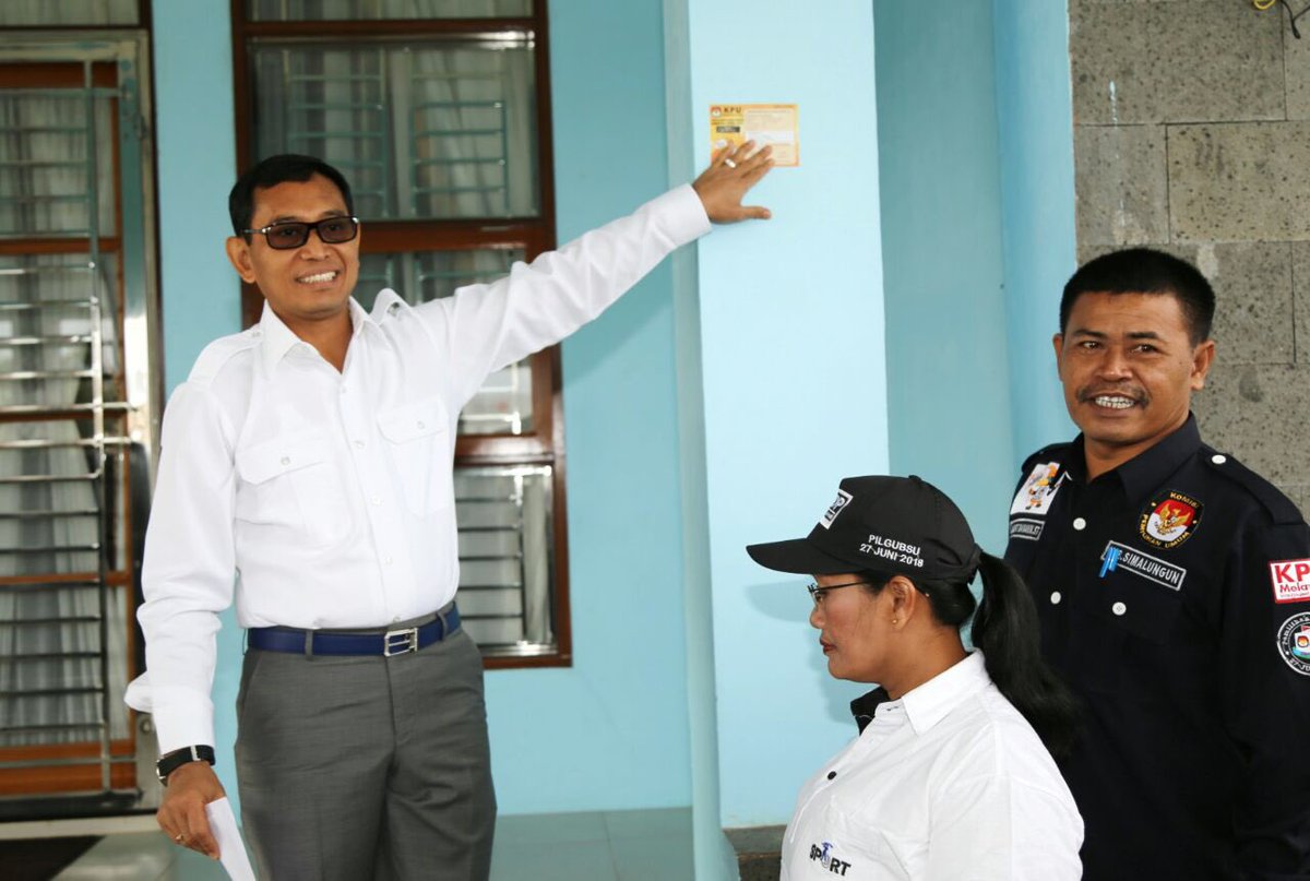 semangatbaru_JR's tweet photo. Pagi ini saya menerima kunjungan Komisi Pemilihan Umum (KPU) dan Badan Pengawas Pemilihan Umum (Bawaslu) Simalungun untuk mencocokan dan meneliti data sebagai pemilih pada Pemilihan Kepala Daerah untuk Gubernur Sumatera Utara 2018z https://t.co/u8KVdn46Jv