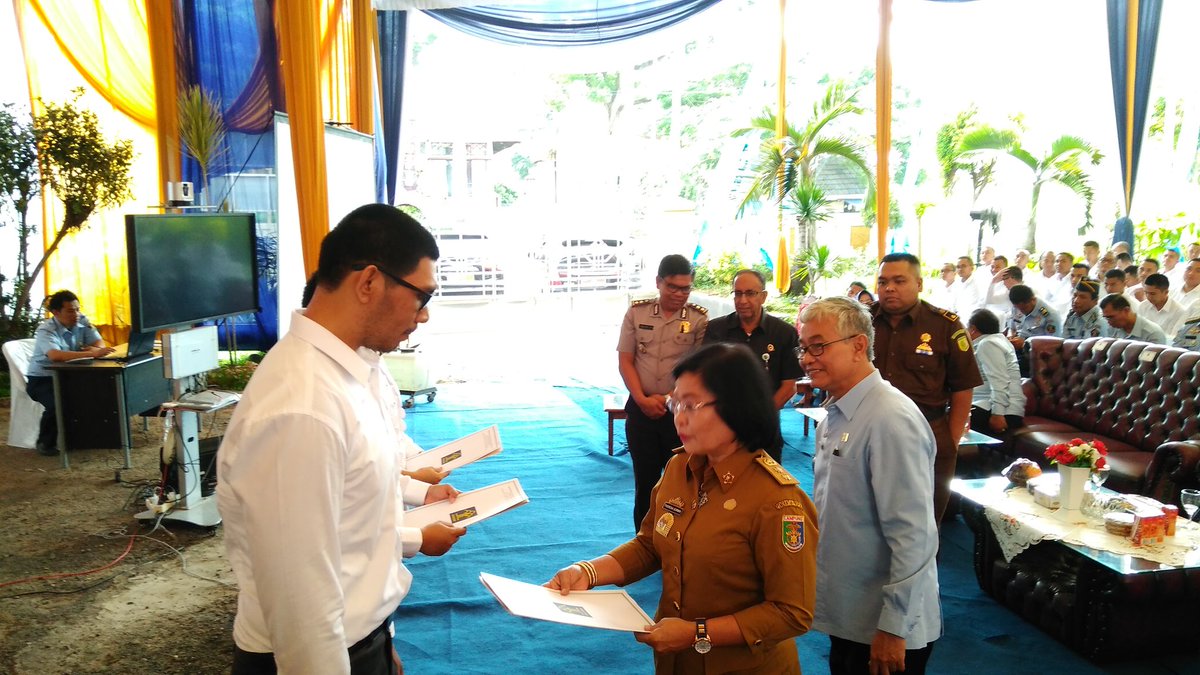 kemenkumlampung's tweet photo. Selamat kepada para CPNS di lingkungan @Kumham_Lampung yg telah menerima SK CPNS yg diserahkan oleh Staf Ahli Gubernur mewakili Gubernur Lampung, 22/1/2017
@Kemenkumham_RI @cpnskumham2017 https://t.co/Jt3l80NVP3