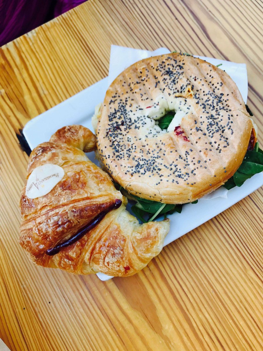Shake Cafe has 2 locations in #Florence &amp; has #vegan choco croissants, breakfast bagels &amp; juices! So good &amp; #healthy! #veganfood #vegantravel #travel #traveller #foodie #foodporn #veganfoodporn #Italy