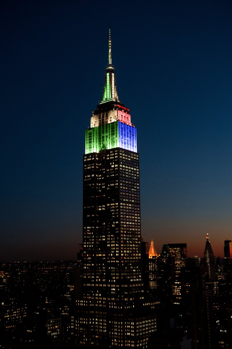 EmpireStateBldg's tweet image. Congratulations to the @Patriots and the @Eagles, The AFC and NFC Champions! In honor of their upcoming trip to the big game our lights are now shining in their colors. Who will you be cheering for on February 4th? 🏈