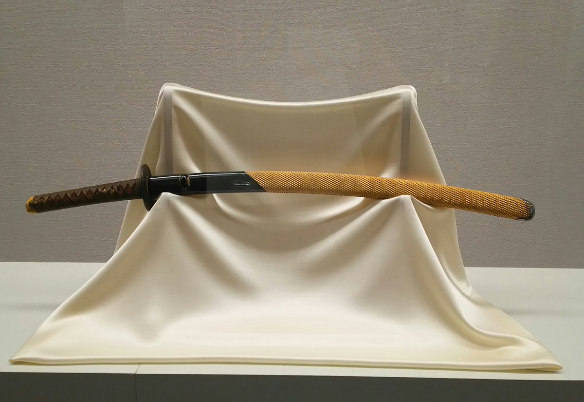 たつみ2号 No Twitter 今回のお目当ては 黒田家の刀剣と甲冑展 のほうに出ていた長谷部と安宅切の拵え 一枚目が長谷部 三枚目が安宅切 本当にそっくりだけど 安宅切のほうが柄巻の革が古いのと 鐔が違う 長谷部の鐔のほうがやたら分厚い 重いのはそのせいも たつみ2号 No Twitter 今回のお目当ては 黒田家の刀剣と甲冑展 のほうに出ていた長谷部と安宅切の拵え 一枚目が長谷部 三枚目が安宅切 本当にそっくりだけど 安宅切のほうが柄巻の革が古いのと 鐔が違う 長谷部の鐔のほうがやたら分厚い 重いのはそのせいも