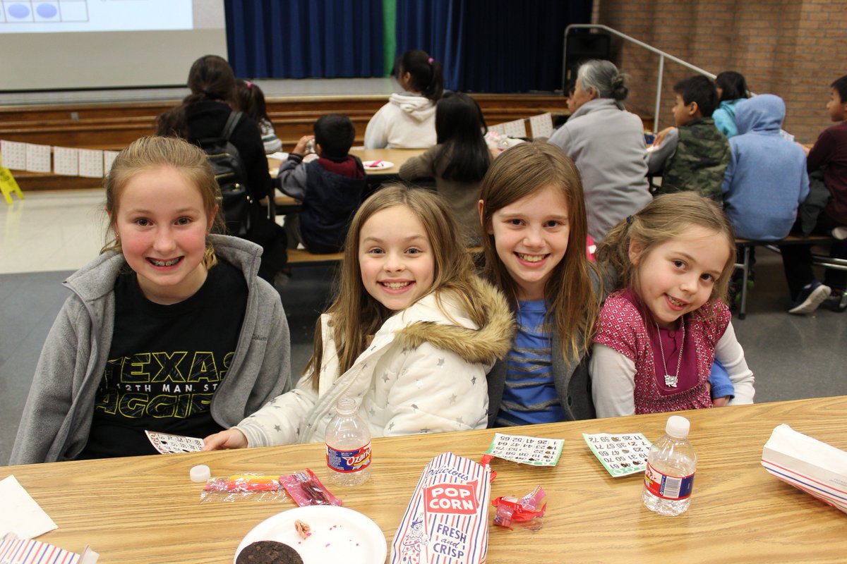 Jlberry99's tweet photo. Food, Friends, BINGO!!!! @cmepto @CME_Tigers @CME_Russell 
Photo Credit: Catherine Linehan https://t.co/6du95VyUgU