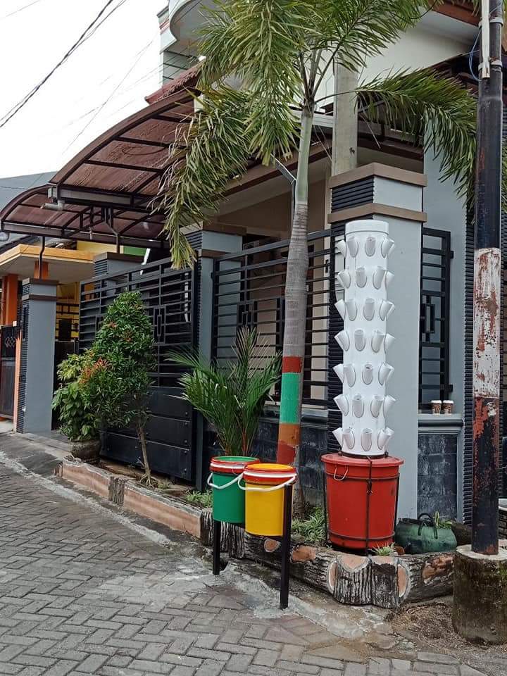 bwangiberkebun's tweet photo. Setting Vertihidroponik bantuan @dpubmcktr_bwi @IDberkebun diTaman Lingkungan ASRkebalenan @Hariono_Pam @bayuhadiyanto2 @Siswantini7 https://t.co/VplccTp5CT