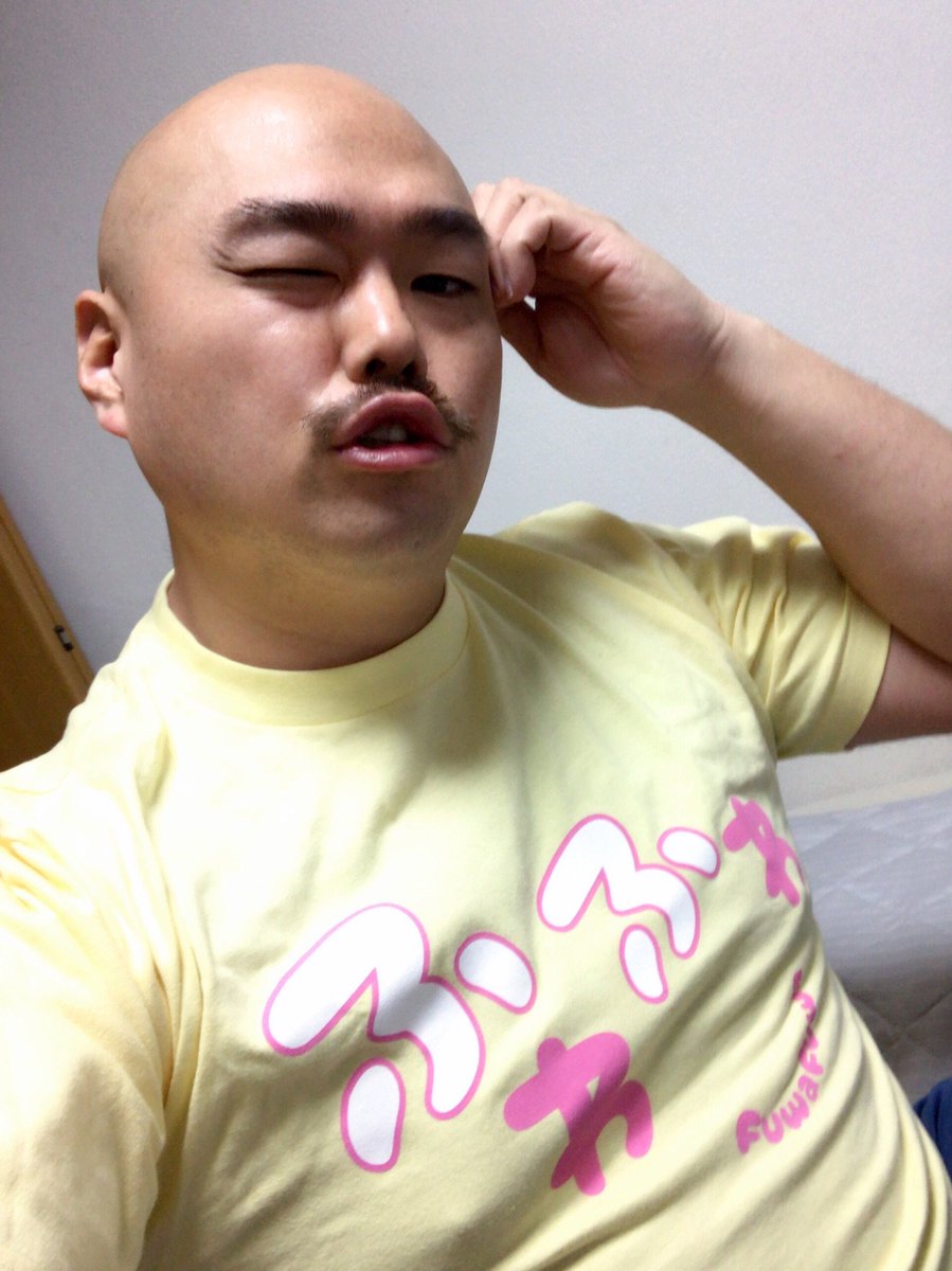 安田大サーカス クロちゃん Ar Twitter 布の服から ふわふわのtシャツに装備変えだしんよー 防御力が 999 王道アイドルのご加護 受けた攻撃を90 の確率で敵味方に乱反射する がついた ふわふわとお空も飛べるようになった T Co K1vojktojk Twitter