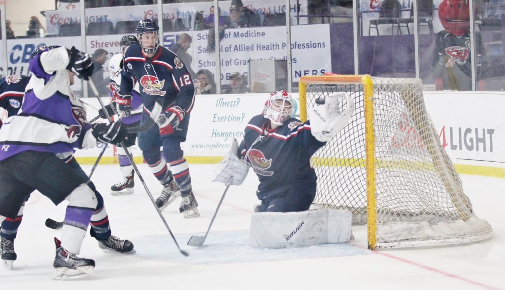 SimplySAwrap's tweet image. Jay Feiwell of the Shreveport Mudbugs trying to put the biscuit on the top shelf with the peanut butter against the Topeka Roadrunners on 13 January 2018.  #GeauxBugs #ClawsUp