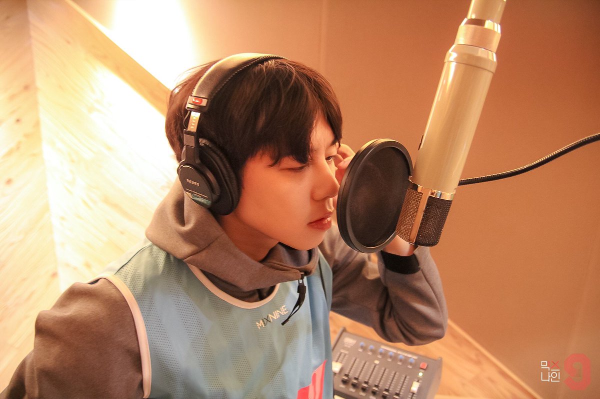 Taewoon_FR's tweet photo. [MIXNINE] 180110 MIXNINE a mis en ligne les photos des coulisses de la dernière performance du groupe de Taewoon. [1/2] https://t.co/mIbR1zx448
