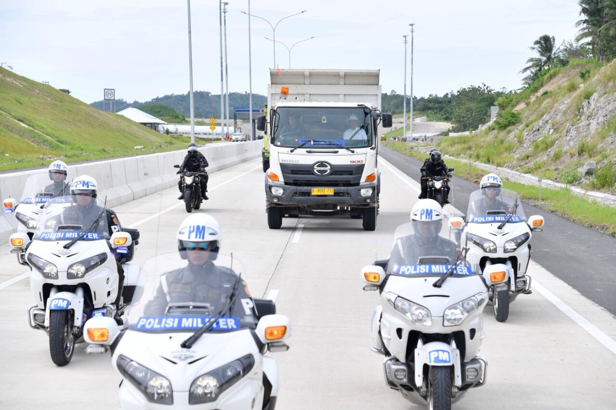 jokowi's tweet photo. Jalan tol Bakauheni-Terbanggi Besar yg sudah selesai segmen Pelabuhan Bakauheni-Simpang Susun Bakauheni (8,9 Km) &amp; segmen Simpang Susun Lematang-Simpang Susun Kotabaru (5,5 Km). Kita kebut terus, kalau bisa, segmen yg belum selesai bisa tuntas sblm Asian Games 2018 berjalan -Jkw https://t.co/CUymYT82CS