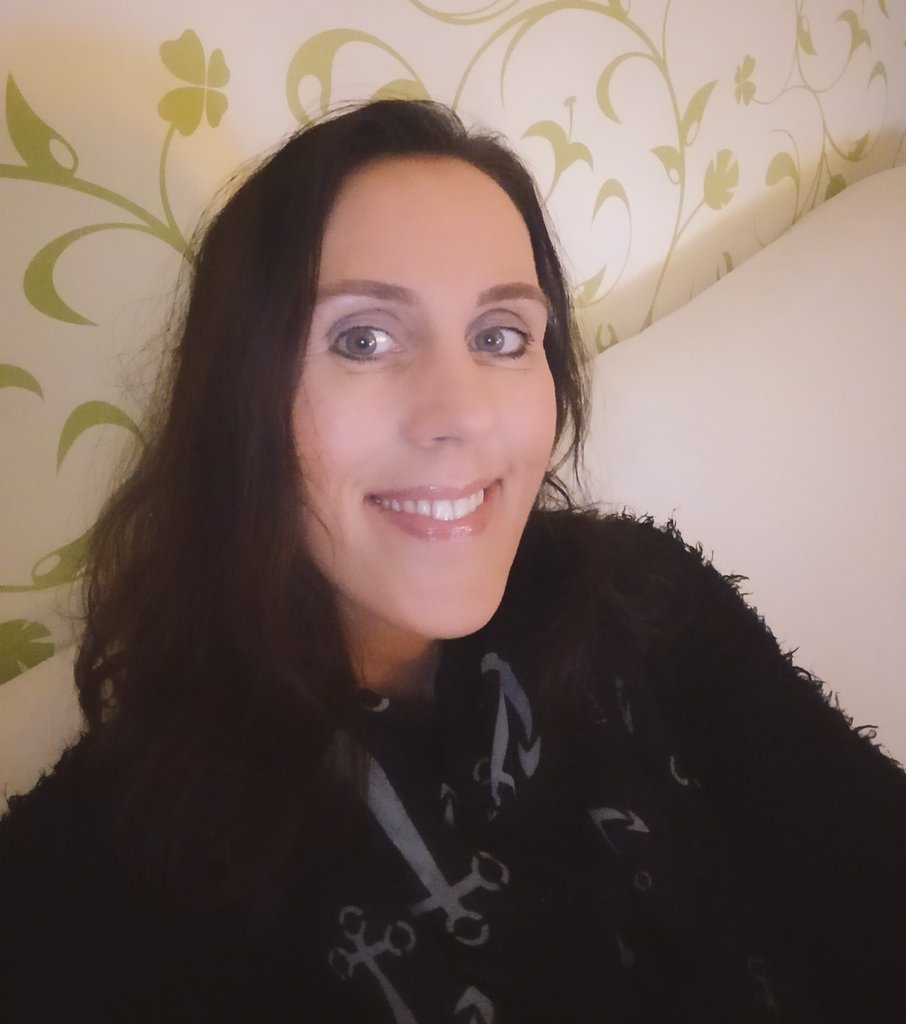 _butterblume170's tweet image. Zu viel zu früher Stunde ein #Montagslaecheln mit #Ankern 😍 auf&apos;m Schal, die mir heute vlt den Tag retten😂