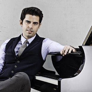Crooner <a href="/tonydesare/">Tony DeSare</a> sings Sinatra in a glamorous evening with jazz and a three-course dinner at #CasaRomantica on March 16. Your tickets support our essential performing arts programs for children and people of all ages! Buy tickets: ow.ly/9BSZ30hULKW