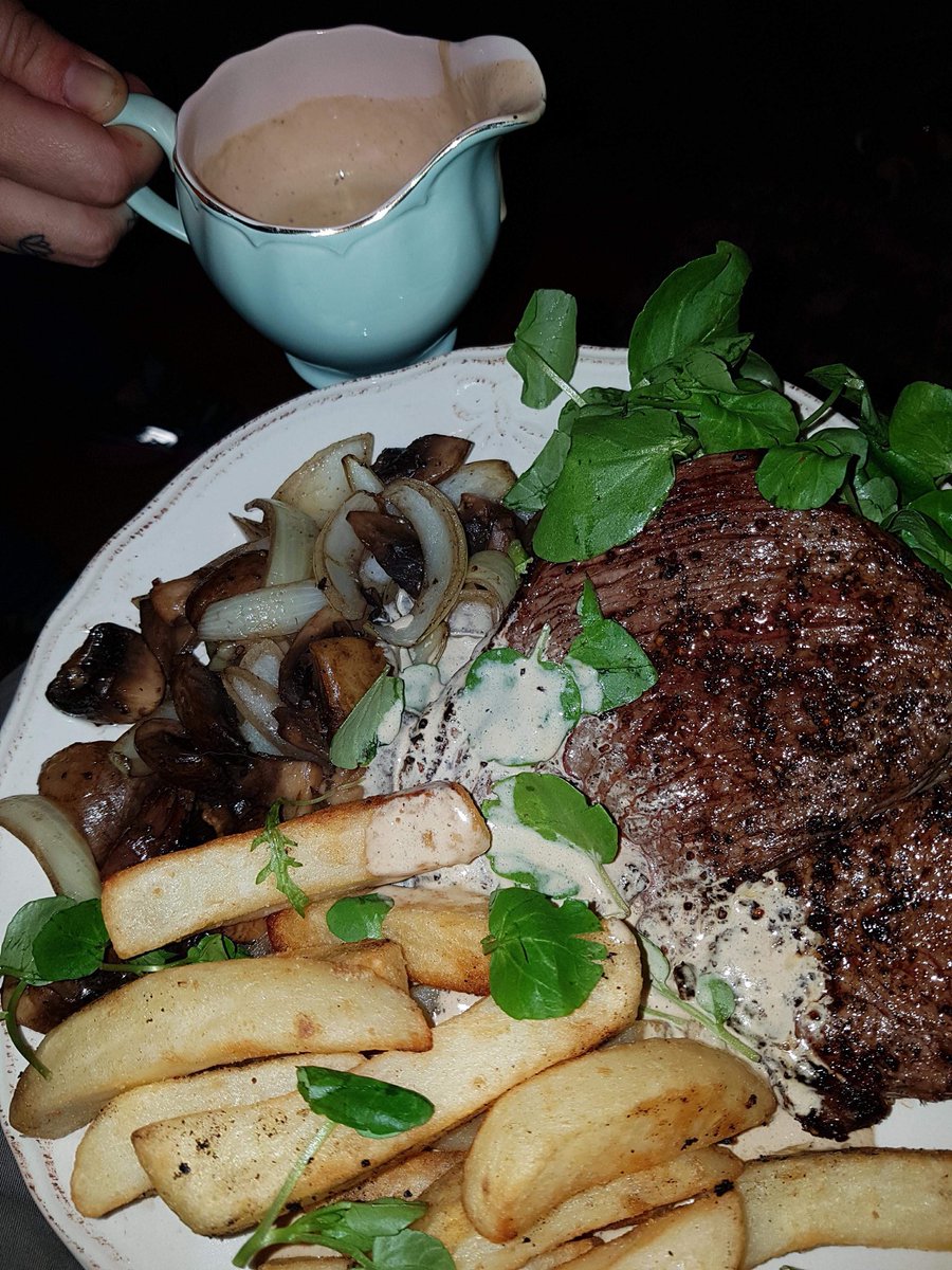 melissbehaving's tweet photo. Thank you @AldiUK I gained a gazillion gf points with this bad boy #bigdaddy #steaknight #tastesensation 👌🏼 https://t.co/waBL3oYu6k