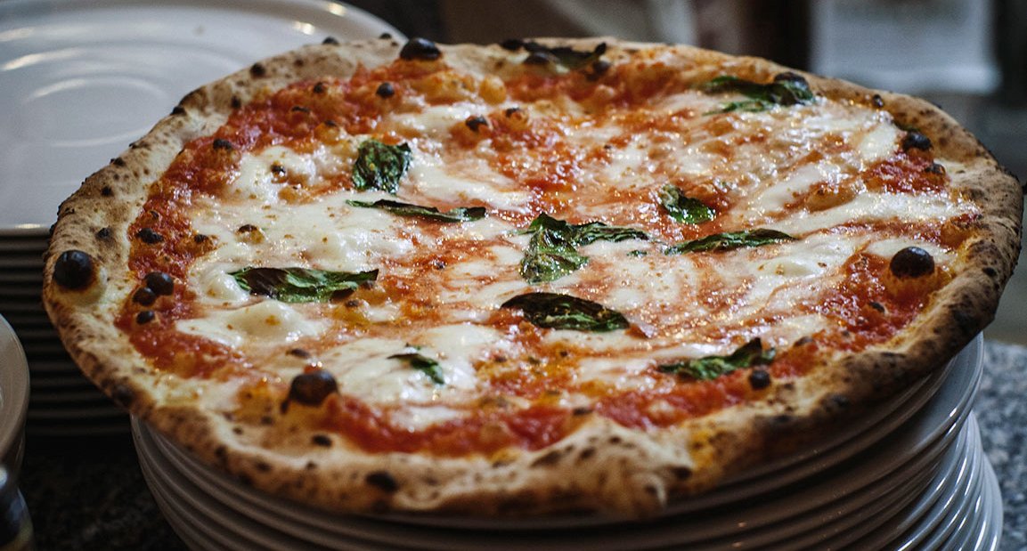 50TopPizza's tweet image. Anche Julia Roberts si è lasciata conquistare dalla famosa #pizza #margherita dell'Antica Pizzeria da Michele - alla posizione 11 della classifica 2017 di #50TopPizza - dopo aver girato, nella #pizzeria, alcune scene del #film Mangia Prega Ama!
#50TopTaste