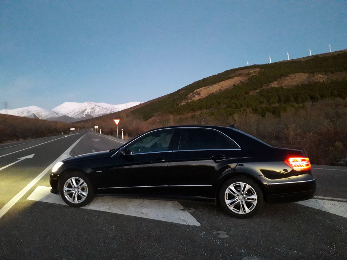 NAVARVIP's tweet image. Buenos días a todos! Después de un tiempo ausentes en las redes sociales volvemos a ellas con mucha mucha energía y con nuevo contenido como esta preciosa foto de uno de nuestros vehículos con el Moncayo de fondo... ¿Os gusta?