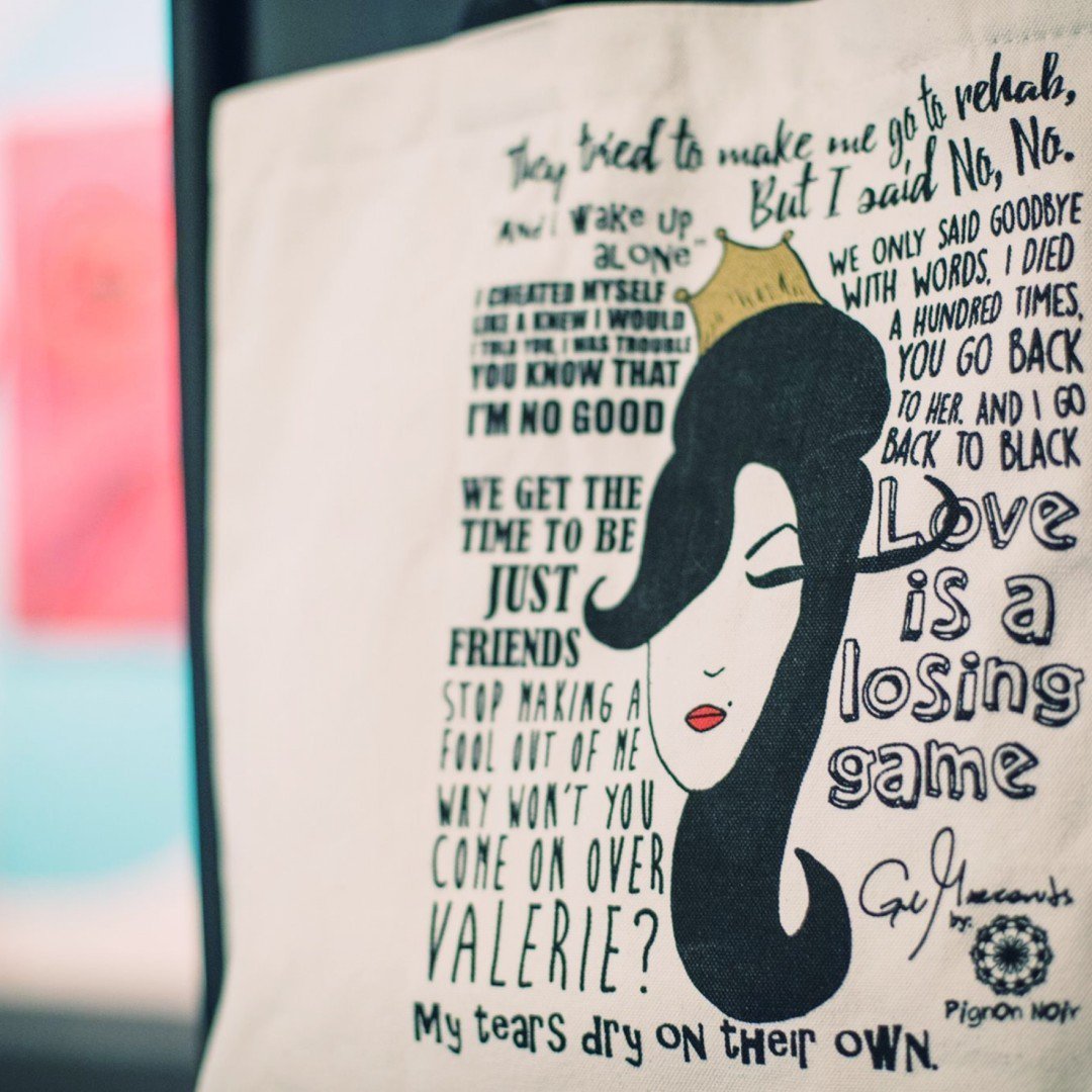 PignonNoir's tweet photo. Deixe a Ecobag estampa AMY Winehouse carregar o peso da semana por você!!!
Com a... https://t.co/Hb1Kp6RblW https://t.co/tv7NzxFxap