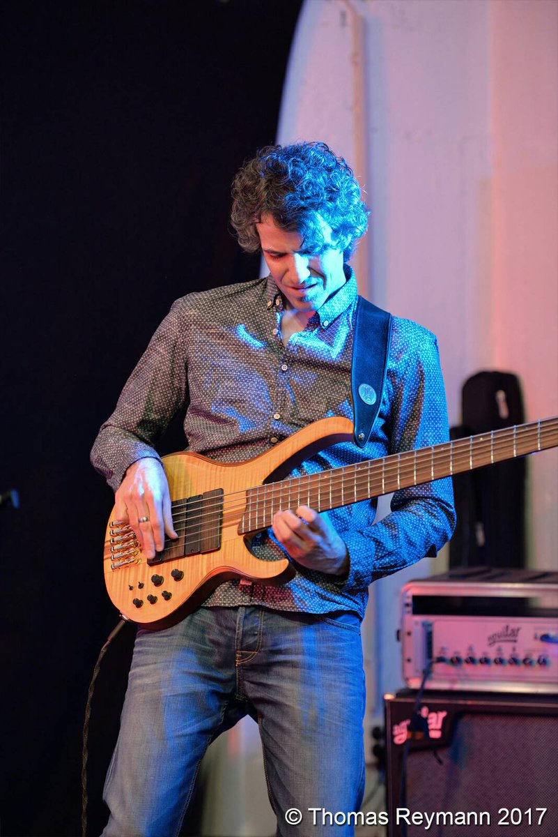 Das Tier am Bass. Bernhard Lackner vom Trio der Liebe, bei unseren Two Days in Hamburg.

#workshop #twodays #trioderliebe #bernhardlackner #adamholzmann