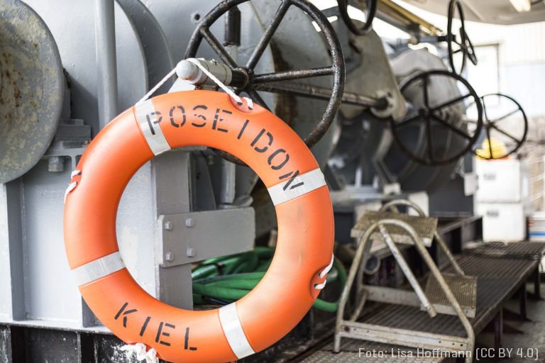 GEOMAR_de's tweet photo. Today, #RV_POSEIDON is leaving #LasPalmas for cruise #POS519. The scientific aim is to track an #upwelling patch off Mauritania. You can follow the cruise in a blog and in an open lab diary: https://t.co/ZDQTgwhLQw #openscience @WikimediaDE @stifterverband https://t.co/EqK0nIKylt