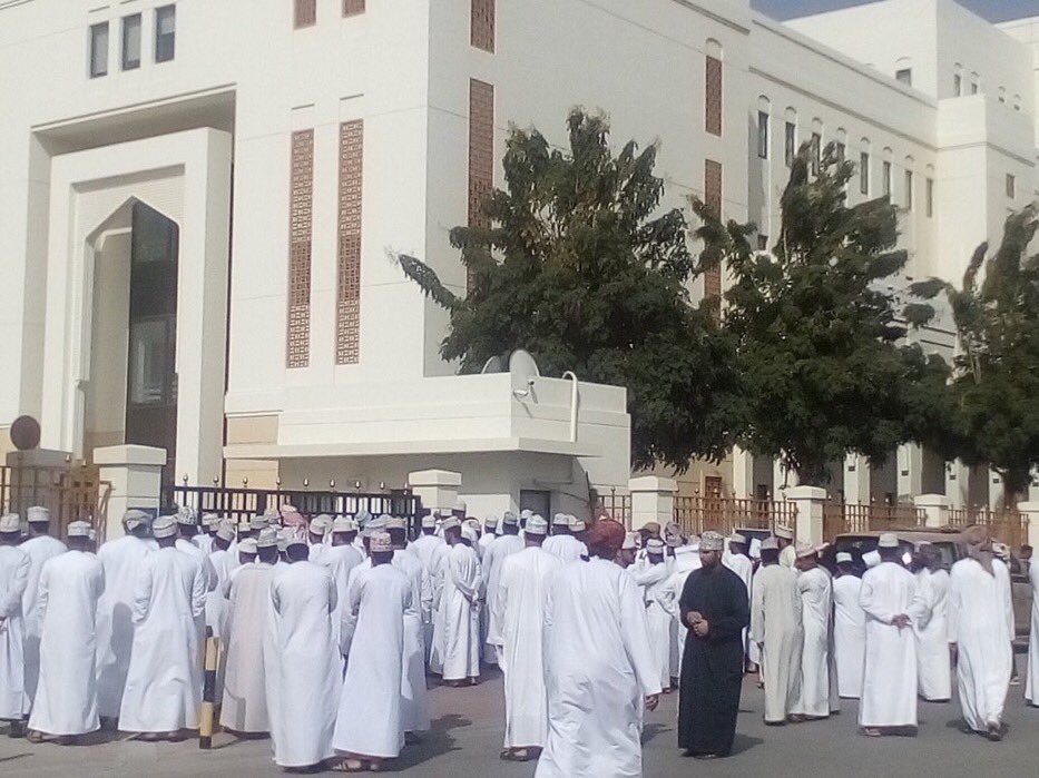 Oman_Careers's tweet photo. #يحدث_اليوم 
/
تجمع #عمانيون_بلا_وظايف4 أمام مقر وزارة القوى العاملة مطالبين بحقهم المشروع. 
/
هذه الصور تجسد لنا إرادة المواطن في بناء الوطن وأيضاً توجيه رسالة للجهات المعنية بوضع خطط مدروسة وسريعة لـ آلايات التوظيف المباشر 👍🏻 https://t.co/qx6y21DYag