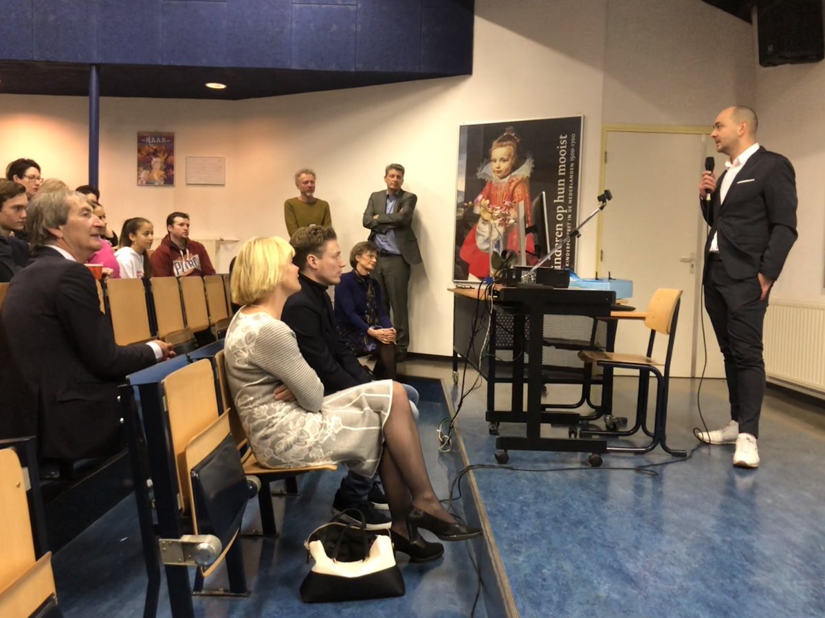 drknippenberg's tweet photo. De mavo-afdeling van het Dr.-Knippenbergcollege is onderscheiden als #excellenteschool! Wat een historische dag voor het team en de leerlingen. Een bekroning! #helmond
 https://t.co/krgIk5tnhD https://t.co/LVDxyMPRGI