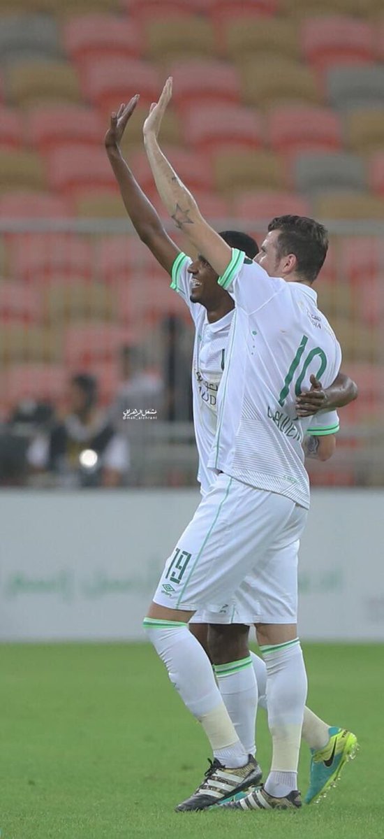 كلاوديمير راح يحيي زوجته ،، عقيل قاط معاه 😂😂😂 ياحبي له