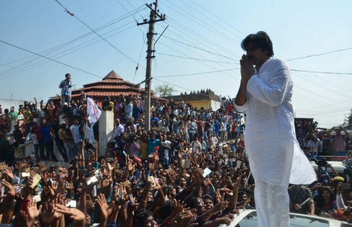 janasena_ISM's tweet photo. ఆలయ అభివృధి కోసం 11 లక్షల చెక్కు అందచేసిన  #pawankalyan గారు @Pawan_KalyanFC @pawanjanasena  @JanaSenaParty https://t.co/Bs93TdunfB