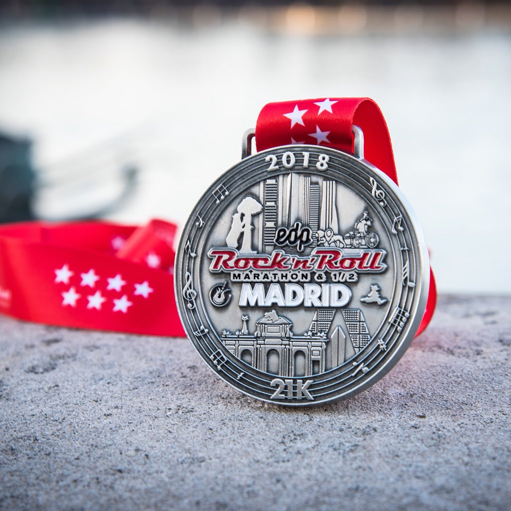 RNRmadmaraton's tweet photo. Medalla 21K: Tomando salida junto a los 42K, la Media Maratón del #EdpRNRMadrid celebrará en 2018 su 6ta edición, que acogerá a 17.000 corredores en esta distancia. ¡A darlo todo! 💪🏻 https://t.co/gRzunpS25u