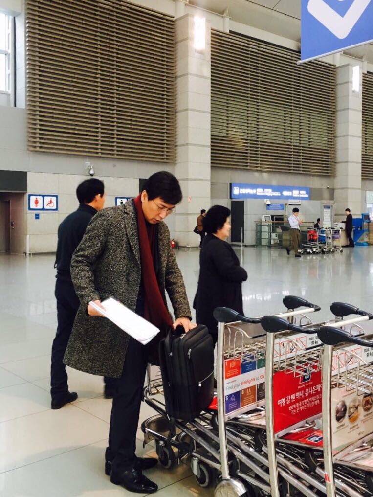 steelroot's tweet photo. WEF(세계경제포럼) 출장
스위스 다보스에서 보내는 첫 번째 서신
 
우리의 모든 일상 삶들은
세계적, 지역적으로
이미 서로 깊게 연결되어 있다.
 
우리나라 하늘을 뒤덮은 미세먼지는
더 이상 우리만의 노력으로 해결되지 않는다.
이것이 단지 기후변화-미세먼지만의... https://t.co/FRUIm4TY80 https://t.co/RTE5viIQ2K