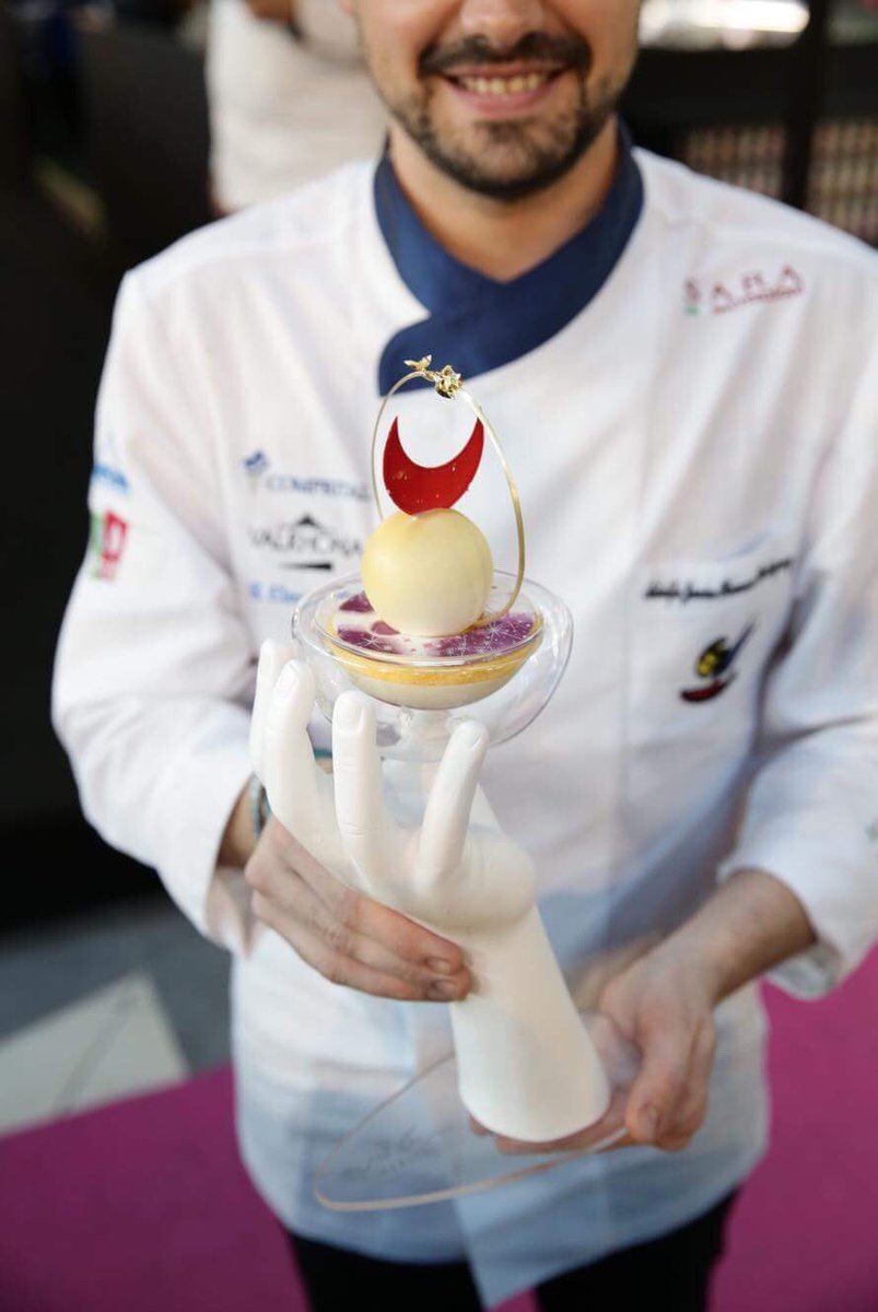 ValrhonaES's tweet photo. #España presenta su Copa helada a base de almendra, Jivara @Valrhona y yuzu, con decoración #Inspiration 🍓, al jurado del Mundial de Heladería 2018 #CMG18 #GWC18 #Sigep2018 
¡Vamos!! 👊🏻💪🏻👏🏻🇪🇸 https://t.co/yQOQ8zyc1k