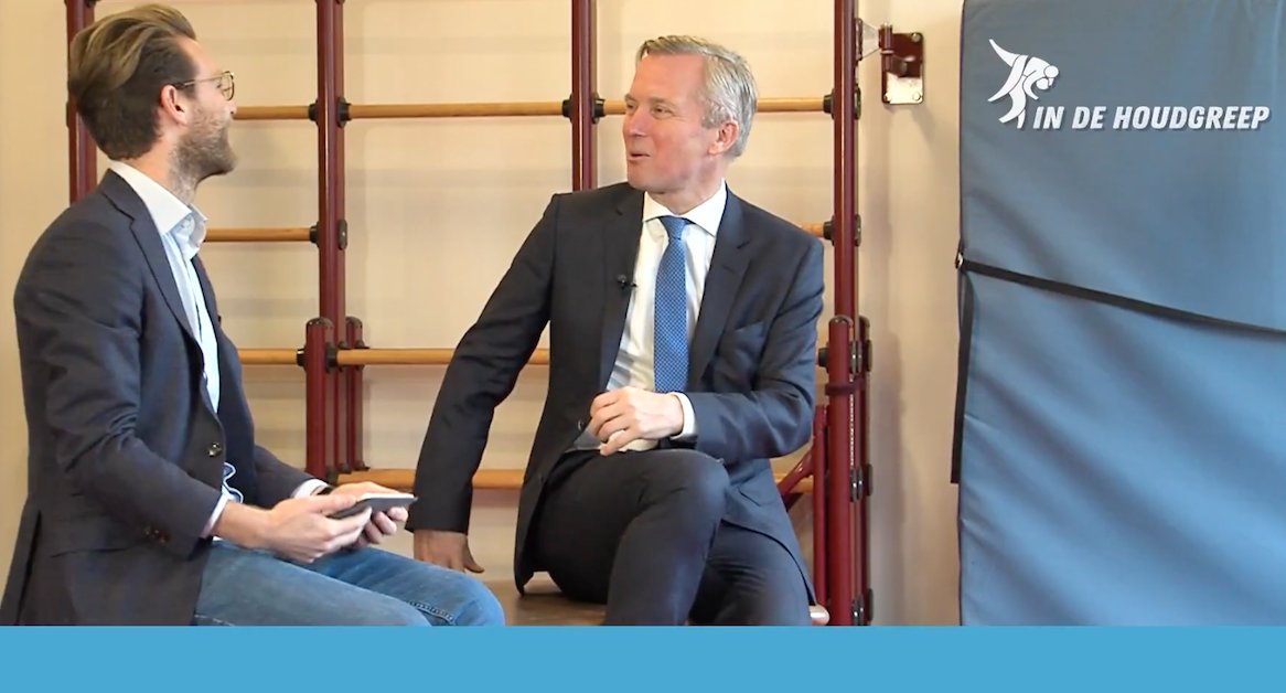 Schooljudo_nl's tweet photo. "Sport is belangrijker dan cultuuronderwijs" Na enkele onderwijs prominenten 'in de houdgreep' te hebben genomen duikt @ivar_spierings de politiek in. Wethouder sport van Amsterdam @ericvanderburg gaat pittige stellingen niet uit de weg! Check de video: https://t.co/g7nRnETa2h https://t.co/Cg9T7hqqZW