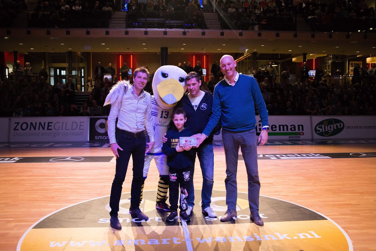 Tristen van Ommen was zondag de gelukkige winnaar van de Design Retro FM Radio van <a href="/JalmoGiftsMore/">Jalmo Gifts & More</a>! Van harte gefeliciteerd Tristen! #Hammertime #Zwolle Foto: @AndreRumpDoc76