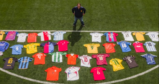 Shirtje Ruilen van Frank Evenblij vanavond terug op de buis. "Iedere Nederlander die ooit tegen Seedorf heeft gespeeld, heeft een shirt van hem in de kast." metronieuws.nl/nieuws/showbiz…