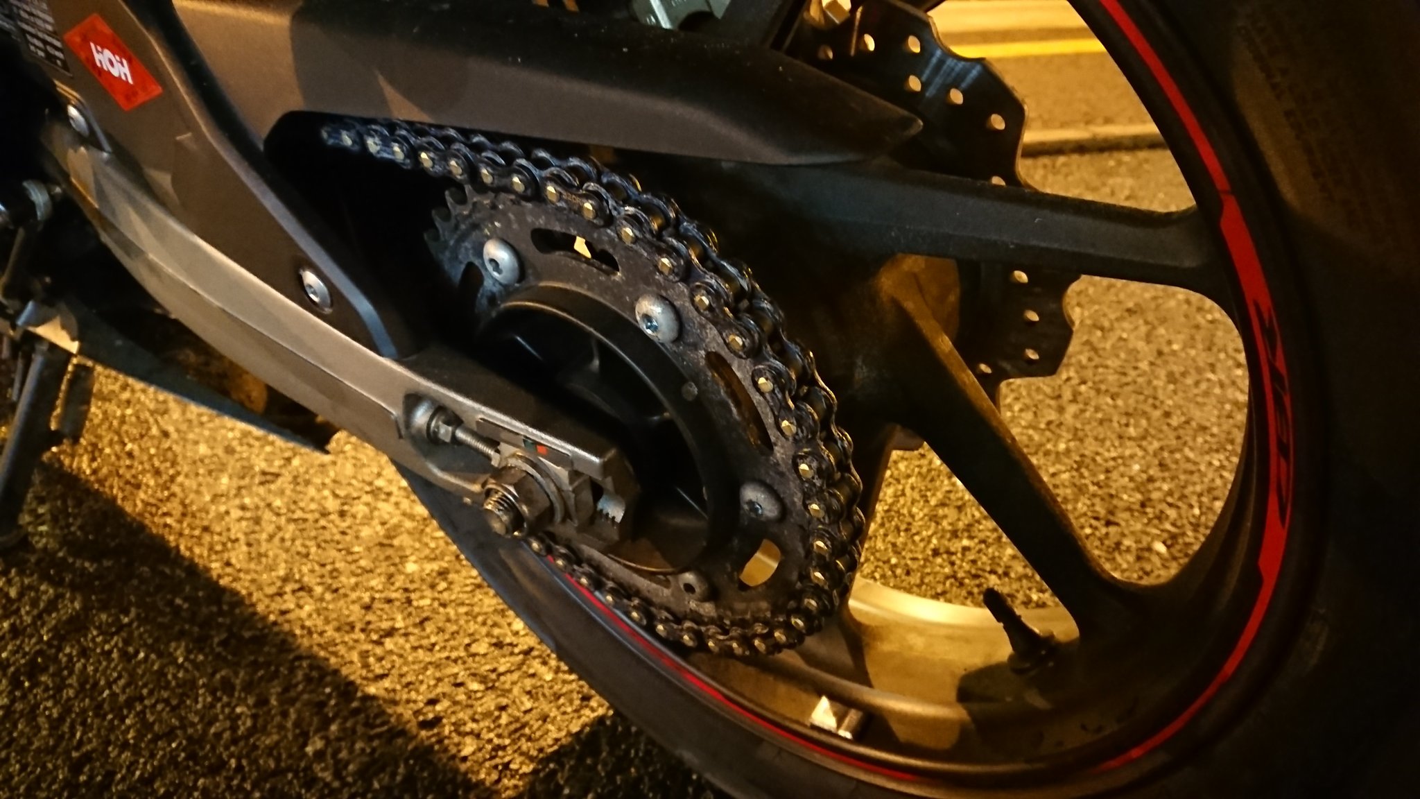 栗カスタム タイヤ交換しました タイヤをワンサイズアップしてチェーンはrkのブラックチェーンです タイヤ はピレリのエンジェルgtです ワンサイズアップしたことによりシート高は0mmになり 前タイヤのときスタンドしていても傾きが甘かったのが