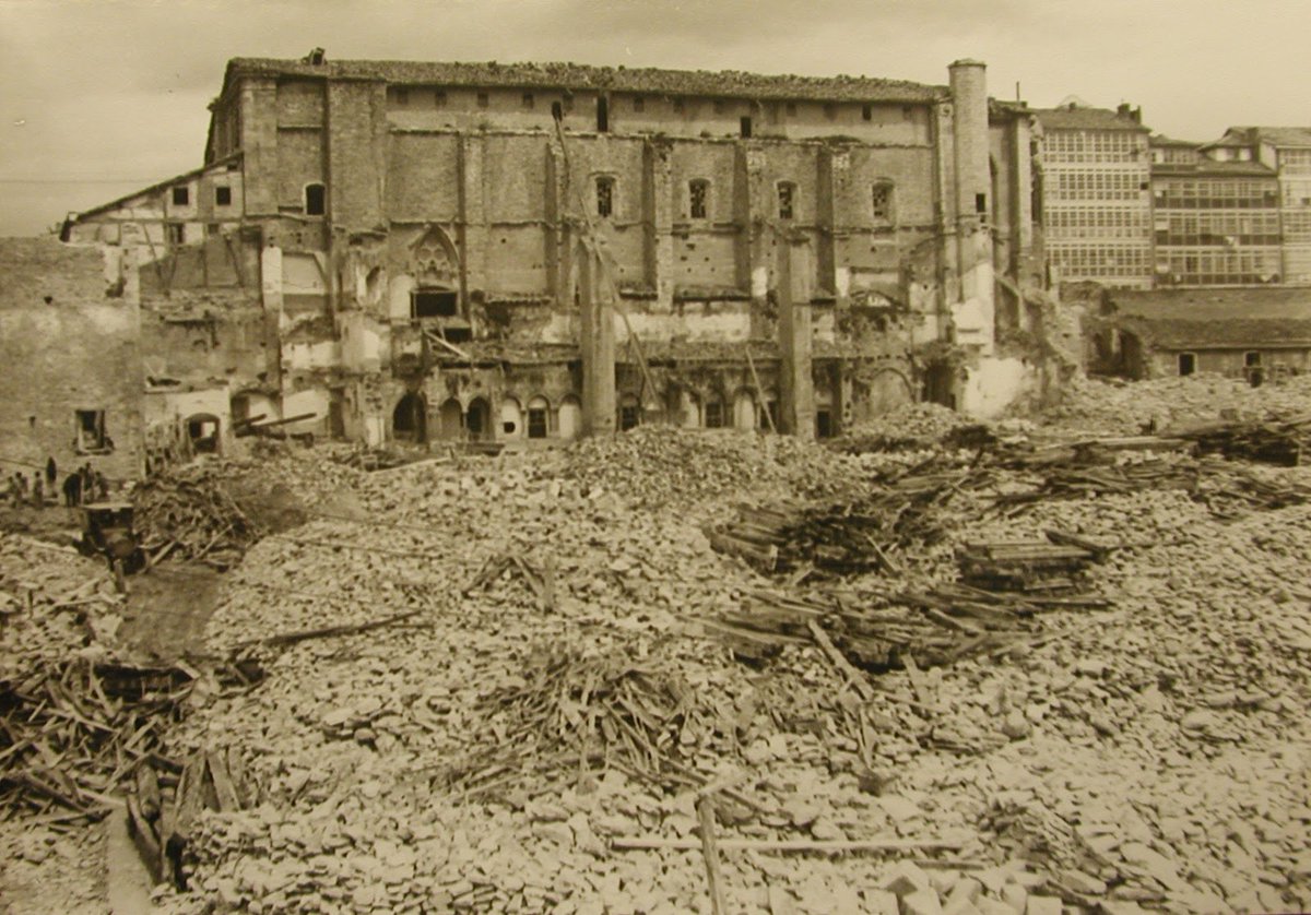arqueologo_'s tweet photo. ¿Puede ser que el convento de San Francisco de Vitoria se derribara para que diese más el sol en las casas de ciertos cargos municipales? Más en el nuevo post de mi blog: "San Francisco 1930: Y llegó el derribo" https://t.co/BP0ABYl4ss https://t.co/1kbxljEenY