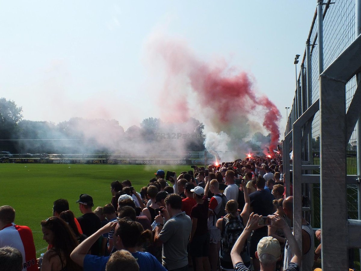 FR12Patrick's tweet photo. Toen Dirk Kuyt zijn eerste training had: https://t.co/tVsMTxgo6S