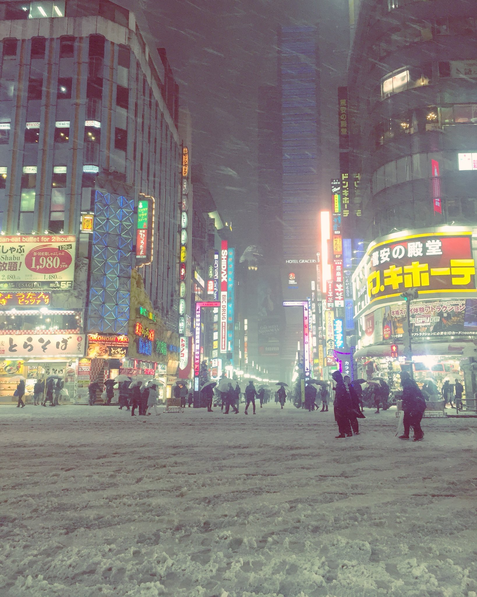 Uco こぐまは今日も元気です En Twitter 所用で新宿に行ったんだけど 雪の新宿はなんだか幻想的で美しかった 奥に写ってるゴジラが白く雪をかぶってて凍結後のゴジラになってるのが見どころ