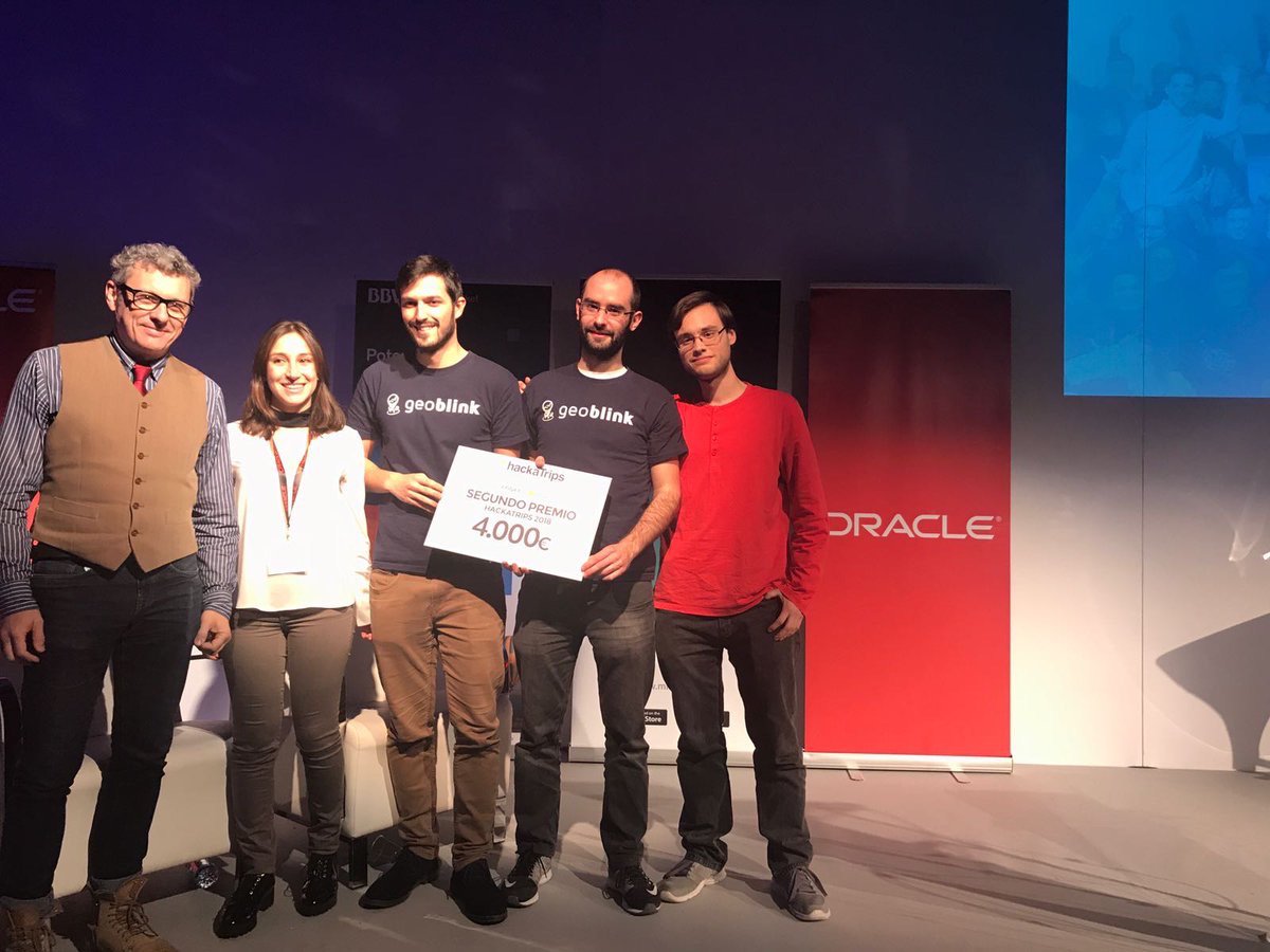 madclimber's tweet photo. Qué bien lo pasé ayer haciendo de jurado en el #hackatrips de @minube para @fitur_madrid; 18 proyectos interesantísimos y, además, tuve el honor de entregar uno de los premios (mal que te toque en un extremo de la foto :"D) ¡Espero ver operativos muchos de los proyectos de ayer! https://t.co/UkJleLUwLx