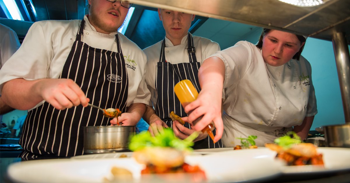 StHelensCollege's tweet photo. 📢 We've teamed up with @LiverpoolFC to offer our #Catering students a fantastic opportunity. They will be working alongside the club's senior chefs and hospitality team to deliver a #finedining dinner at @ColoursFineDine - https://t.co/sJ5rCgN0Th 🍲🍴 https://t.co/6OJTuGQsIw