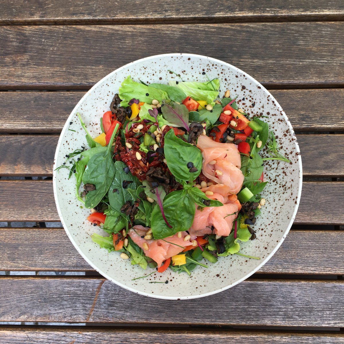 Si že poskusil/a naše solate? Če ješ solato, imaš izgovor, da spiješ dva Uniona. 😉