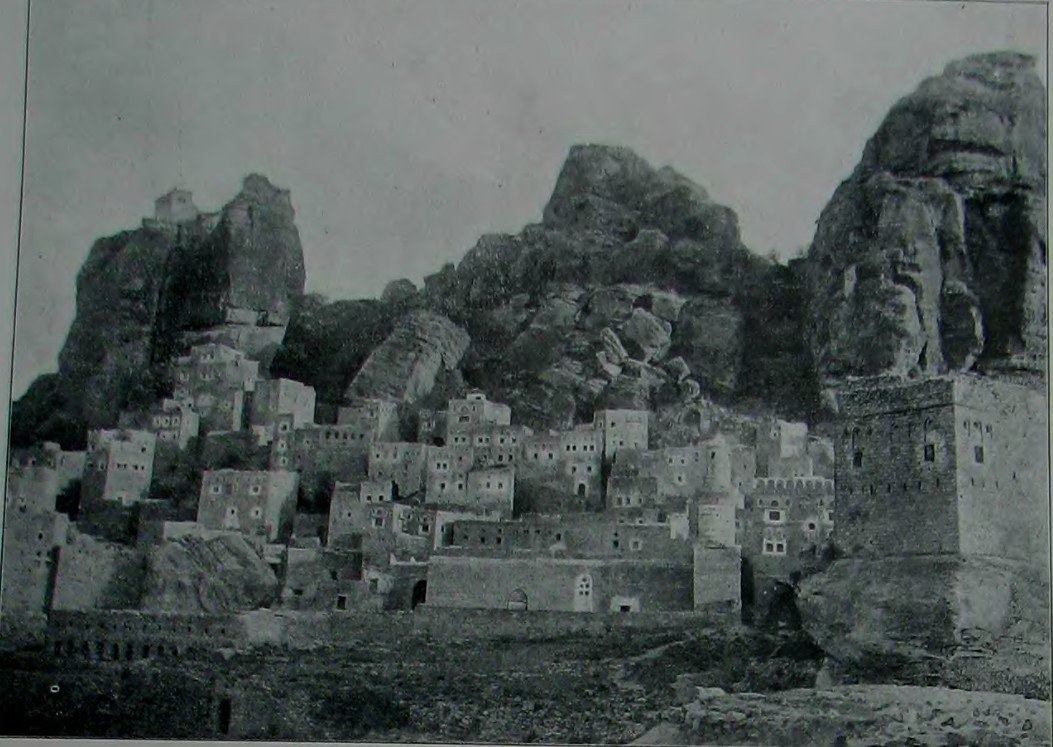 mufidyuksel's tweet photo. Yemen'de, Yemen İsyanlarındaki Savaşlarda en fazla Arnavut askerinin kayıp verildiği sarp kayalıklı ünlü Şibam Kasabası. 1907. Bu kasabadaki savaşlarda 2000'i aşkın Osmanlı-Arnavut Askeri Şehid düşmüştür. https://t.co/EUPDzEnEyY