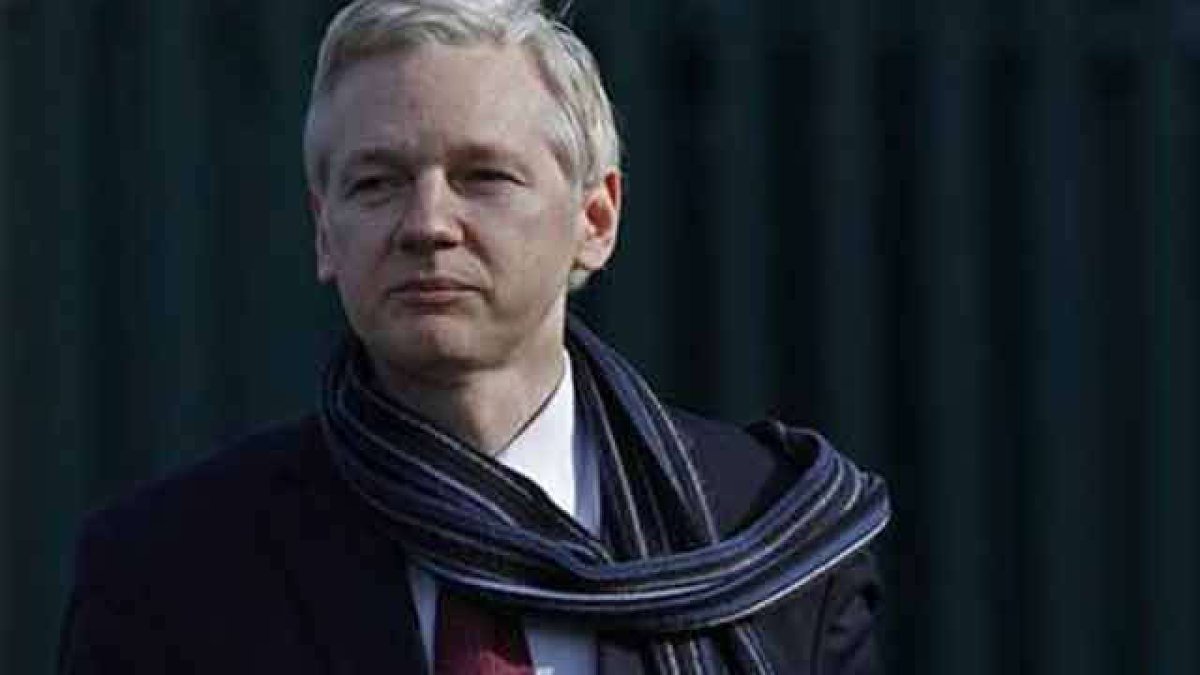 Ecuador president calls wikileaks founder julian assange 