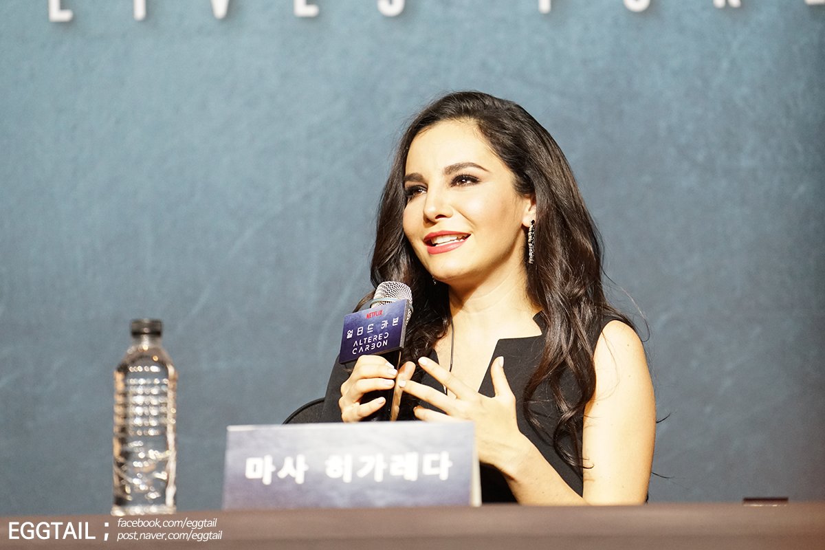 '얼터드 카본' 오르테가 역 마사 히가레다, 릴린 역 디첸 라크맨. 두 배우 모두 아름답고 매력적이에요! 😍😍😍😍Translate post