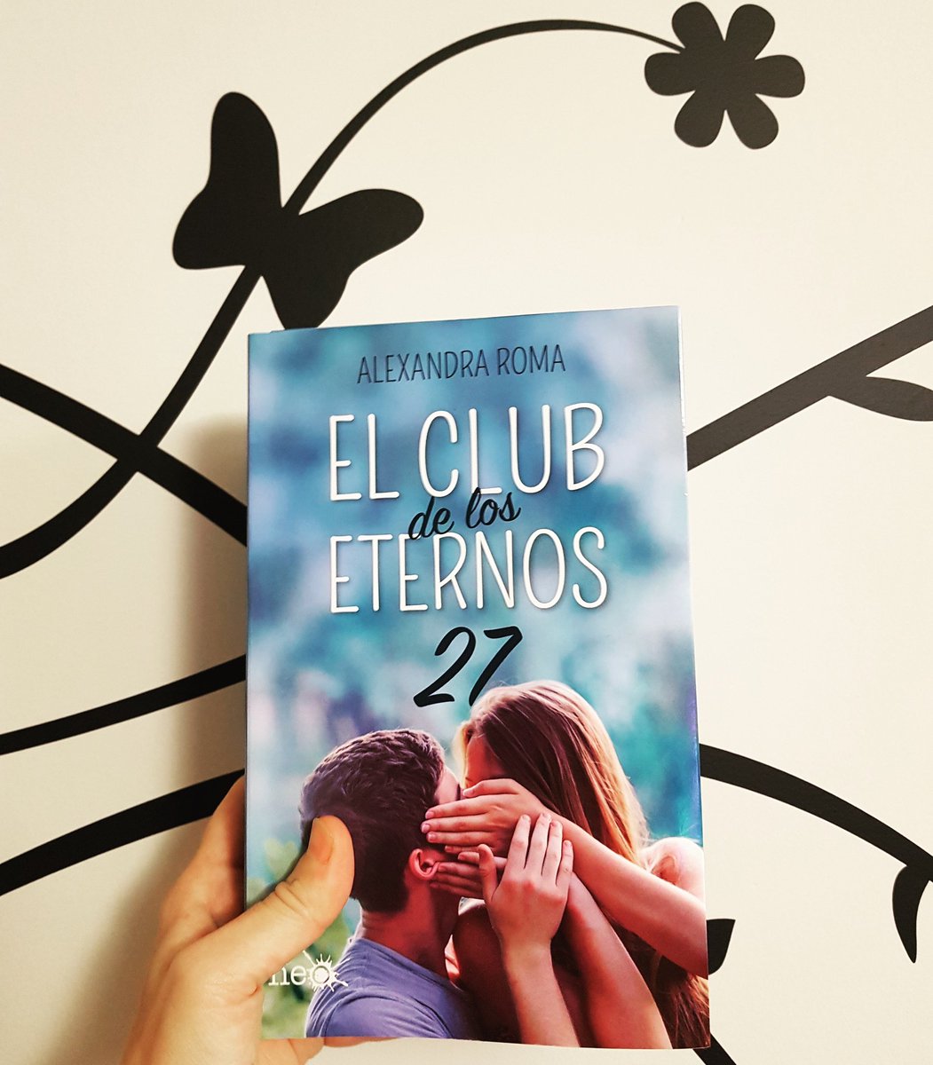 AlexandraRomaa's tweet photo. Hoy es su día.  Ya ha llegado el rubio de chistes malos, palabras que acarician y sonrisas que salvan el mundo, al menos de los que las ven. Espero que disfrutéis de #elclubdeloseternos27 📖💙. Y qué seáis Alaska, estrella, micrófono y su voz ⭐❄🎼 Ojalá Julien os susurre dentro https://t.co/BEKKUceMYy