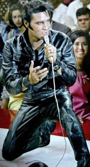 ElvisExhibition's tweet photo. #Elvis, 1968. 🎙
#ElvisPresley #KingofRocknRoll https://t.co/MnEZfjI4G7