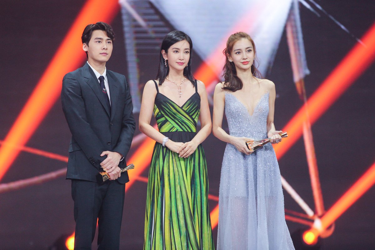 libingbing's tweet photo. It was honoured to stand side by side with all of you to receive Starlight Public Welfare Contribution Award!

In the year of 2018, let the world be more beautiful by all of us hand in hand on contributing the public welfare!

#WeiboAwardCeremony #微博之夜 #HelpEachOther https://t.co/g3iDzcKlcz